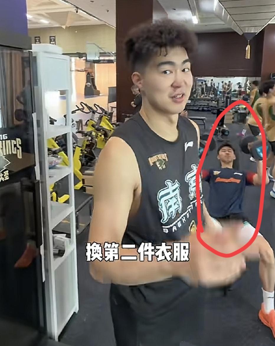 广东宏远今年夏天离队第一人？李奕臻现身南京同曦训练馆，不知道是去试训，还是已经转