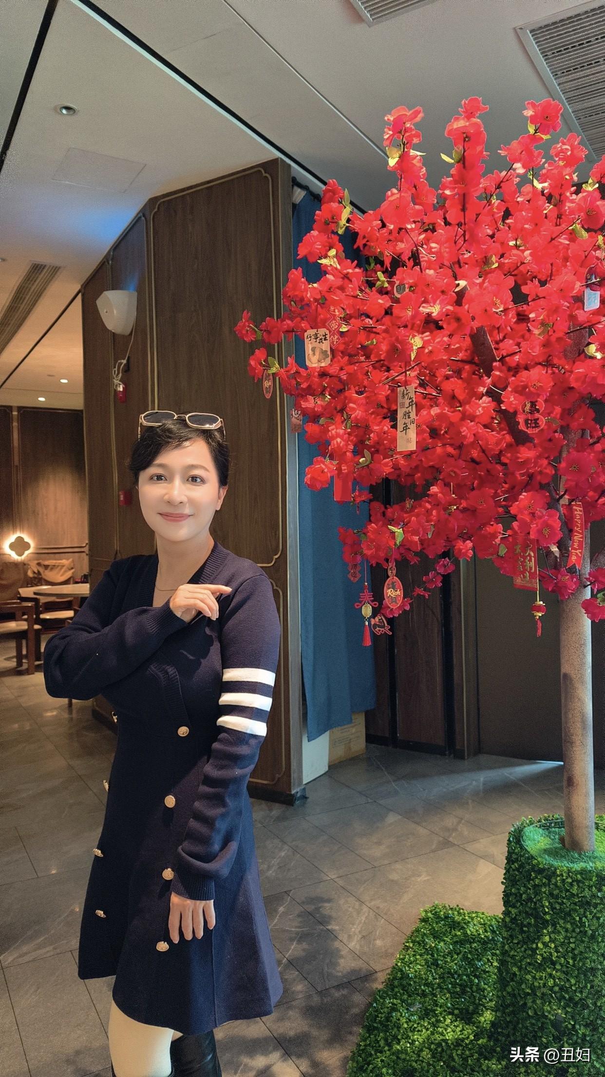 独立清醒、不依附不讨好的女人也很吸引男人。她有自己的生活，不围着男人转，爱得认真