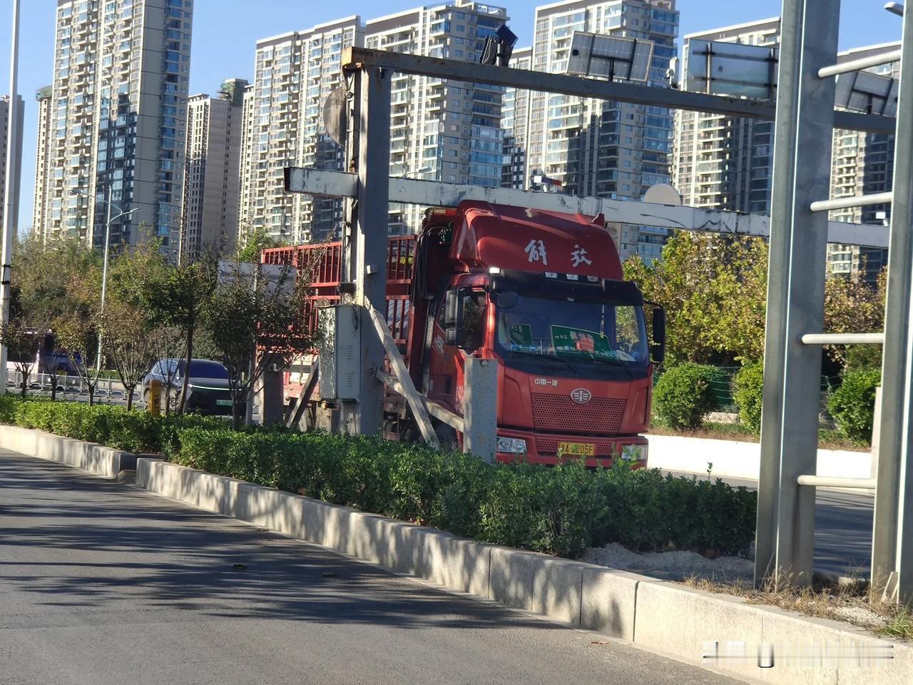 限高杆又卡住一辆大货车！刚刚途经建设路西三环偏西约二百米处时，看到建设路西向东方