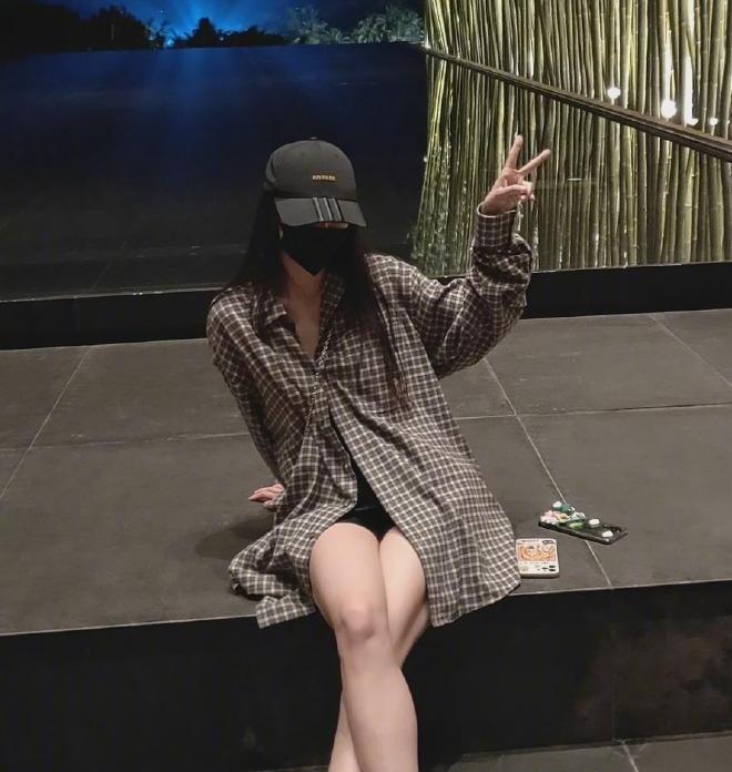 杨幂，咱们的大幂幂，真的从头美到脚！
 
精致五官灵动亮眼，优越肩颈线条、曼妙身