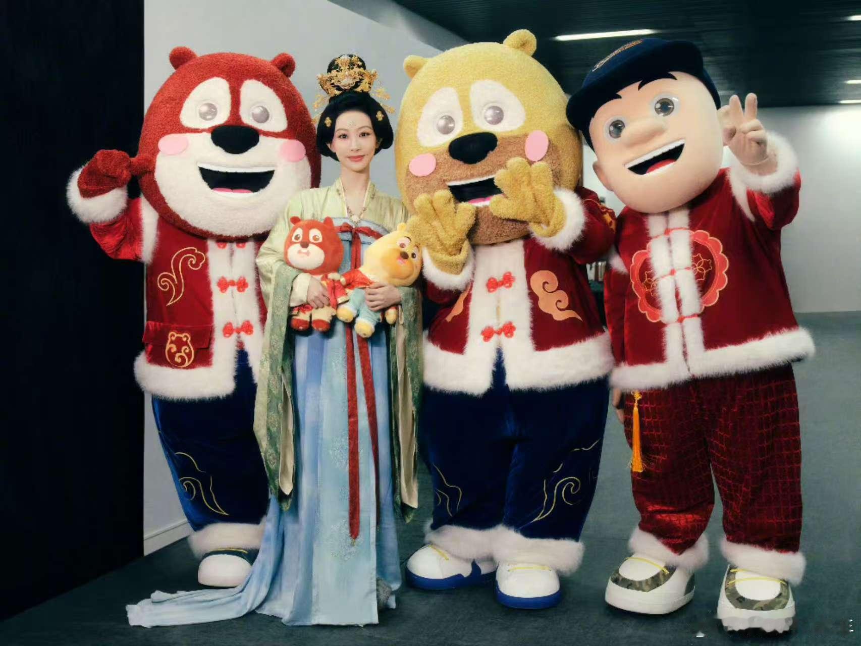 杨紫熊大熊二光头强合影  国色芳华联动熊出没重启未来  杨紫和熊出没都很可爱啊！