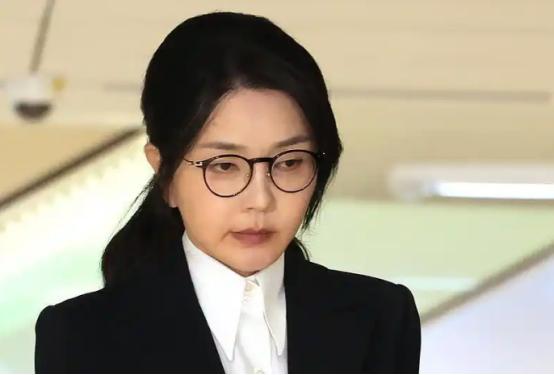 就在2026年4月28号，韩国前总统尹锡悦的妻子金建希，二审直接被判刑4年，大家