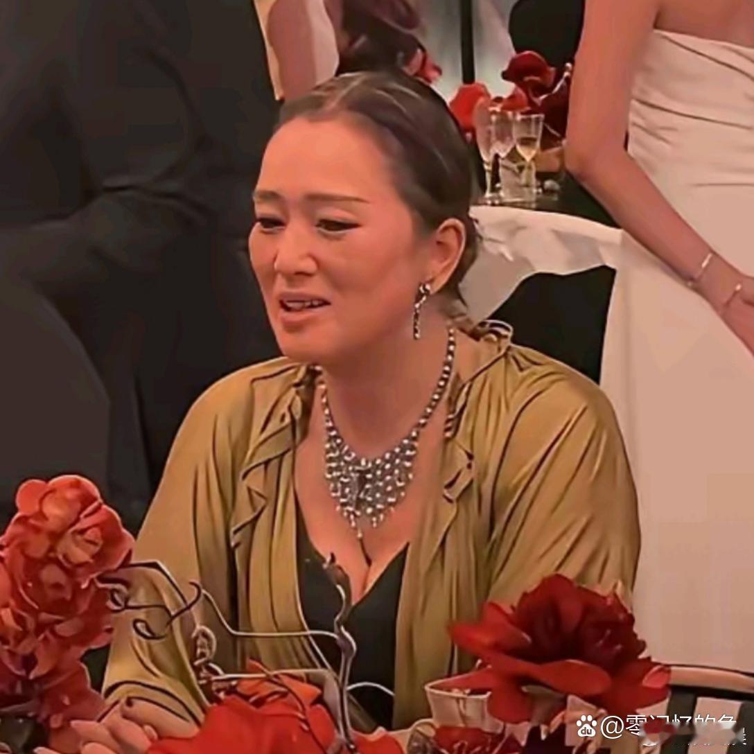 岁月在巩俐身上留下了些许痕迹，肉眼可见多了几分时光的印记，但她身上那股独特的气场