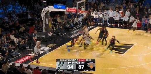 拿球反击变向突破上篮~！！！ 