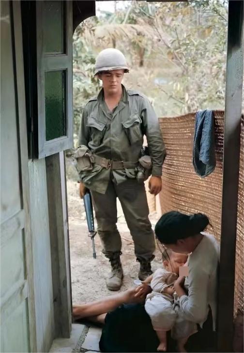 1968年，越战期间，一名年轻的美军士兵搜索游击队时，偶然发现一位母亲正在给孩子