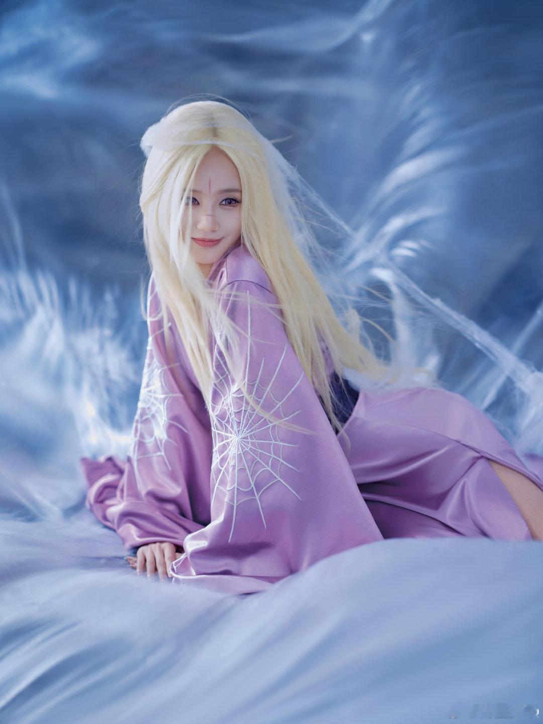 李一桐紫衣金发李一桐撕漫女李一桐解锁紫衣金发新造型，冷艳紫色搭配亮眼金发，氛围感