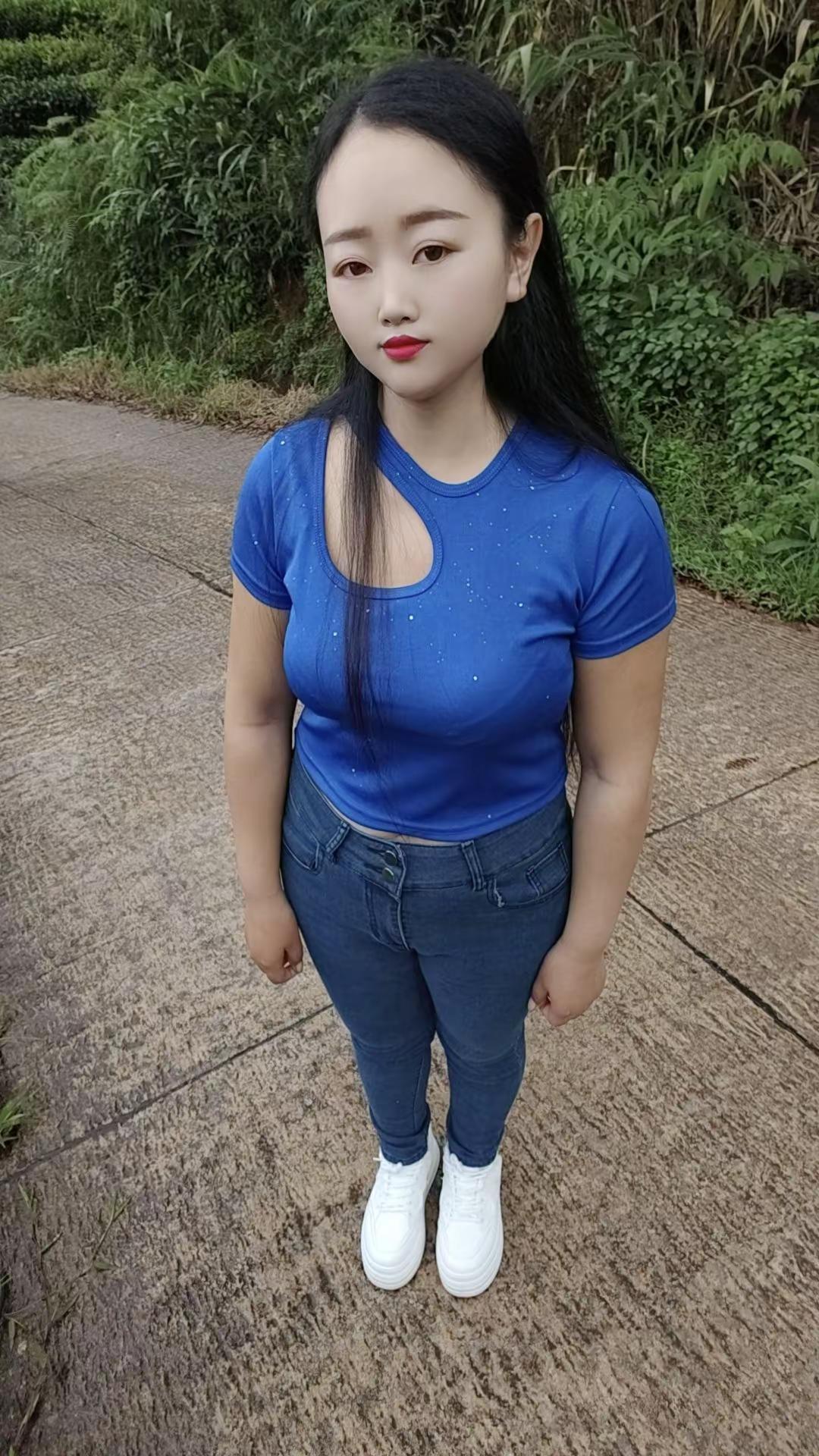 紧身牛仔裤 微胖女生 单身小姐姐