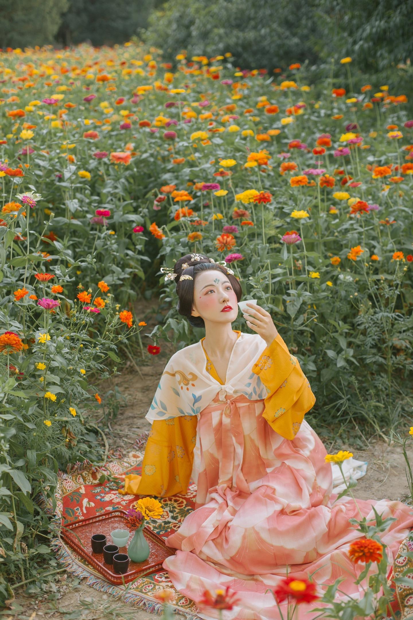 汉服穿搭·中唐｜是大唐的明媚色彩呀。汉服穿搭丨中唐｜复原｜唐制｜花瓣裙