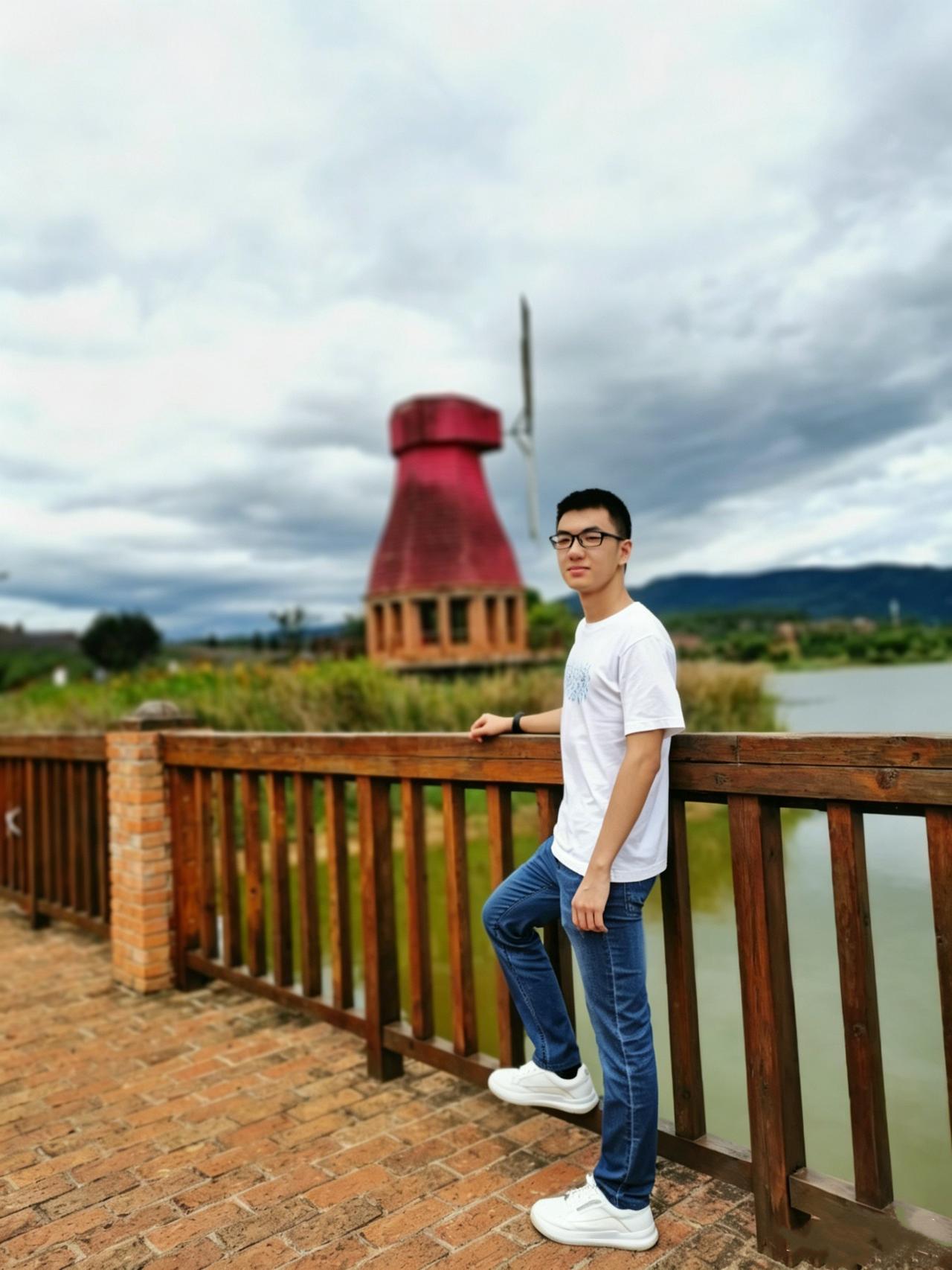 他被誉为 “颜值与实力兼备的学神”，也是广西恢复高考以来历史最高分，还是文理均衡