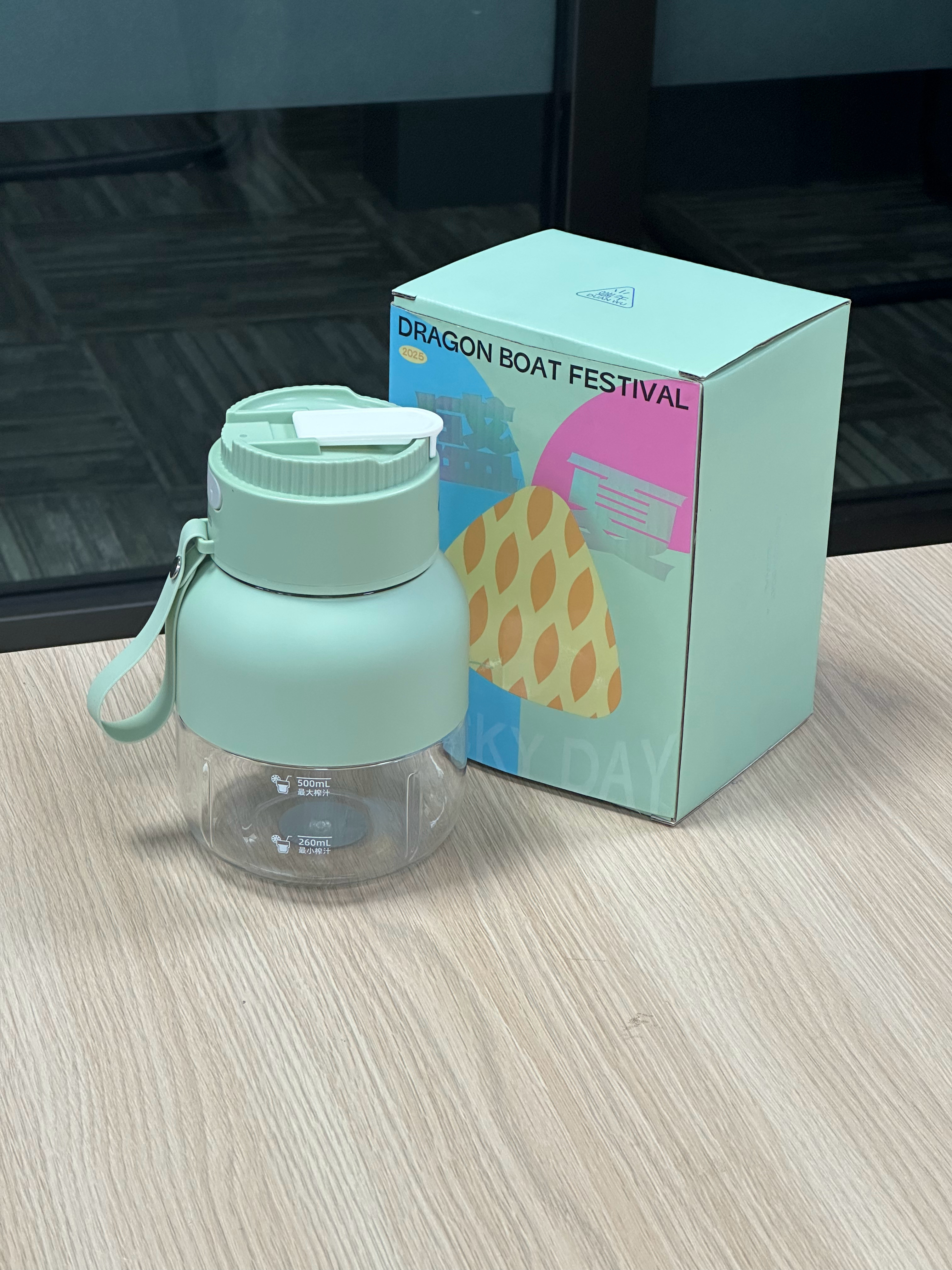 在办公室翻到一个便携水壶榨汁机有需要的朋友吗？[阴险]老规矩，评，抽！ ​  ​