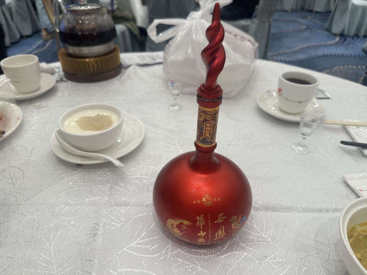国庆晚宴
9月最后一晚，不少人组织国庆晚宴，我昨晚喝的是陕西20年的西凤酒，很柔