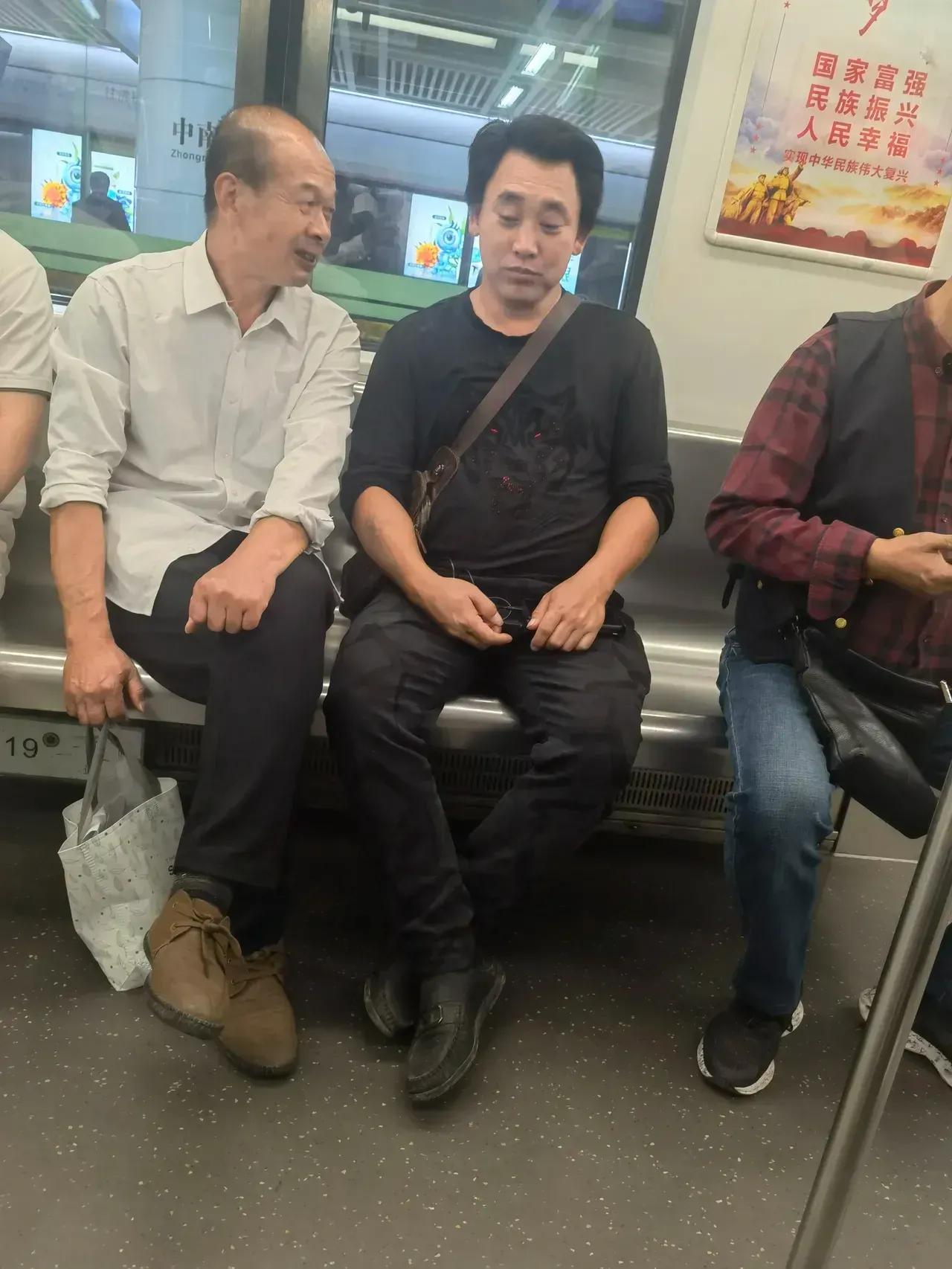 有网友挤地铁，邂逅李嘉诚和许家印，仔细看，应该是李假诚和许假印。#妙笔生花创作挑