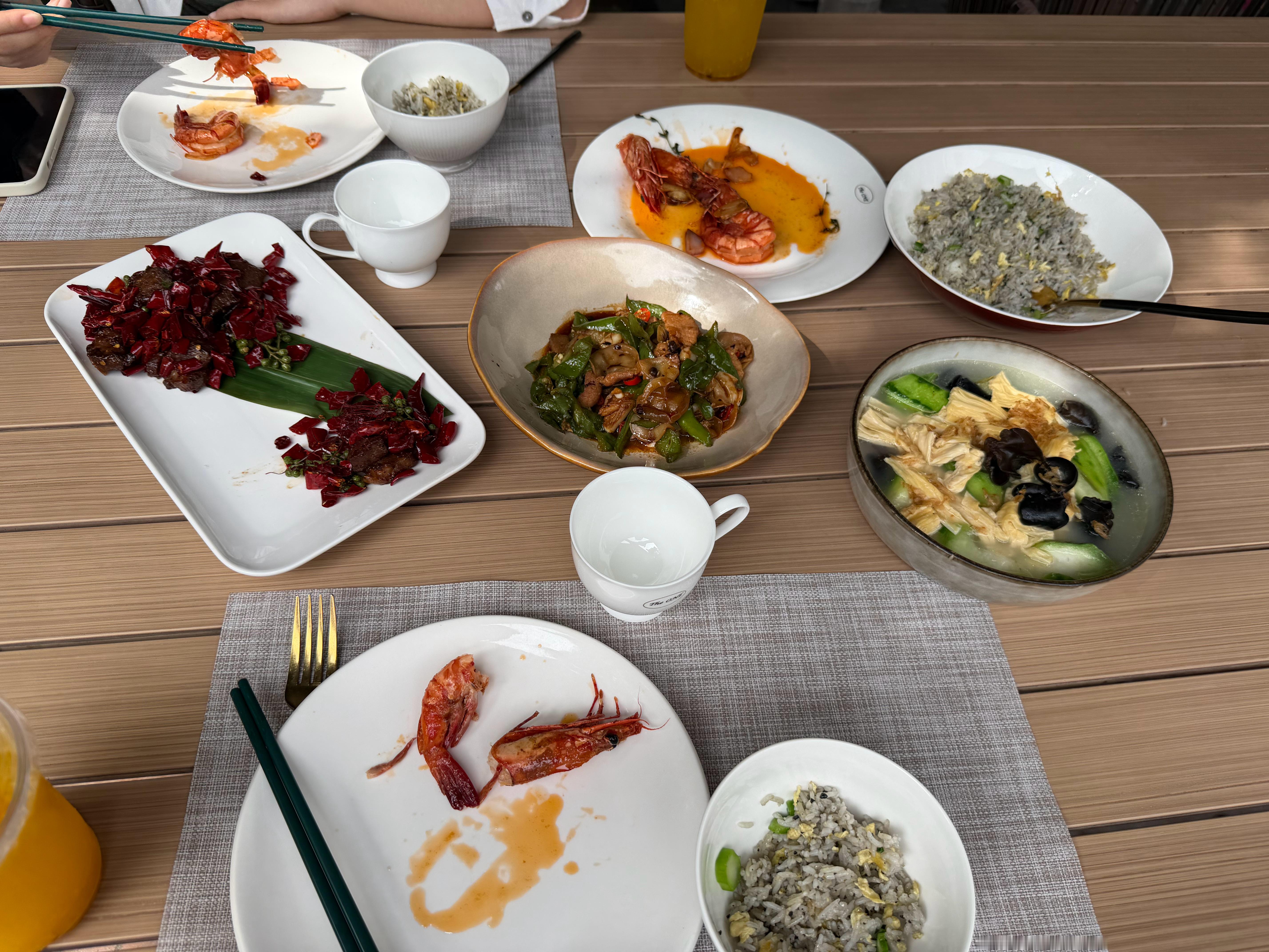 上午拍摄结束，开饭