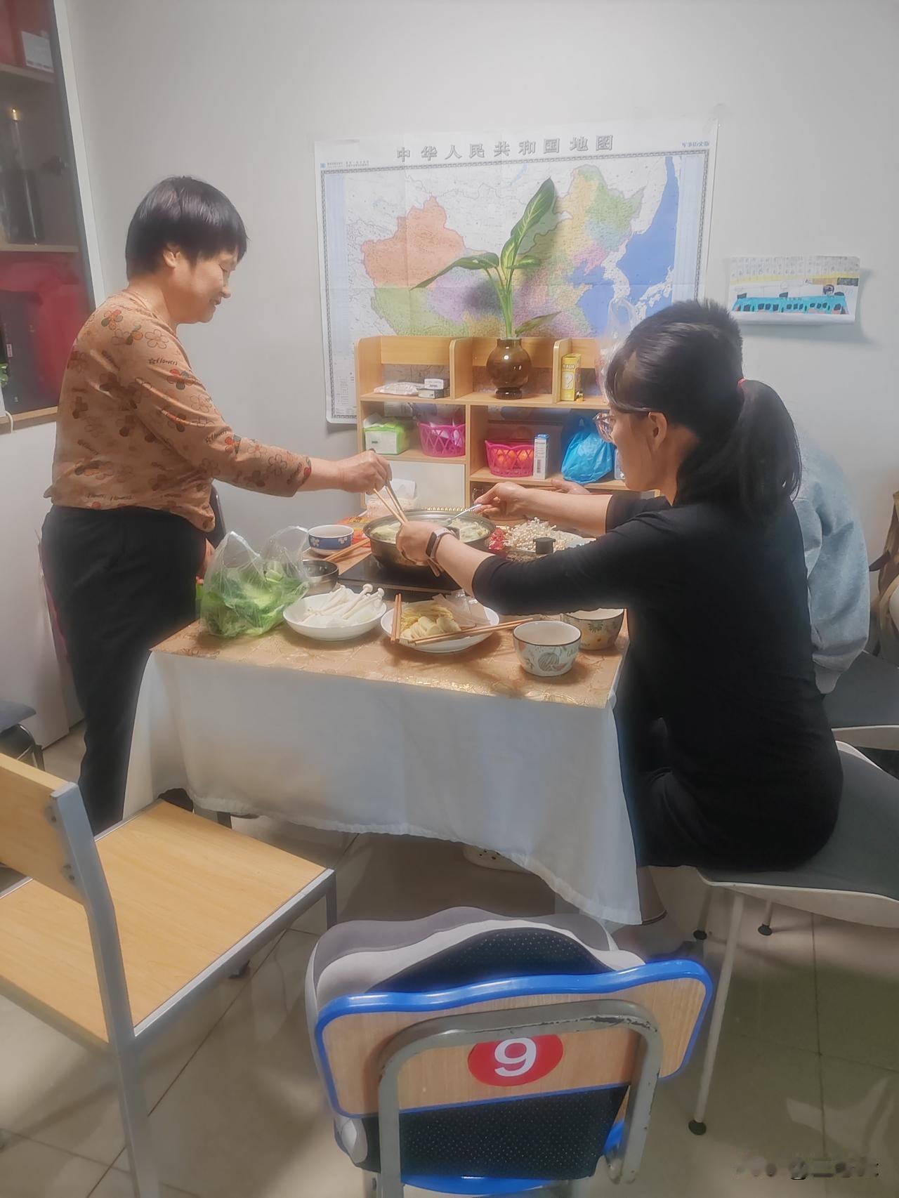 活着和生活是两回事你同意吗 我十分认同“活着和生活是两回事”这一观点。如今，许多