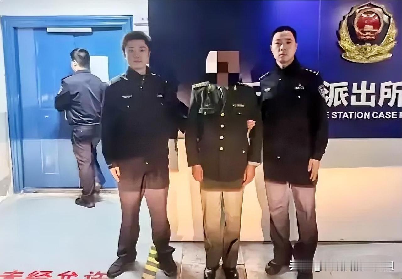 胆子真大！”近日，浙江杭州，一男子穿着“上将”军装，出现在高铁站，接女朋友一起玩