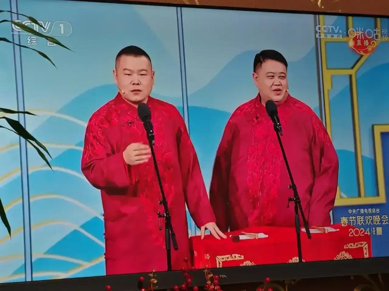 岳云鹏的相声，
真的不适合春晚的大舞台，
也就只能在小剧场演演，
上不了大台面，