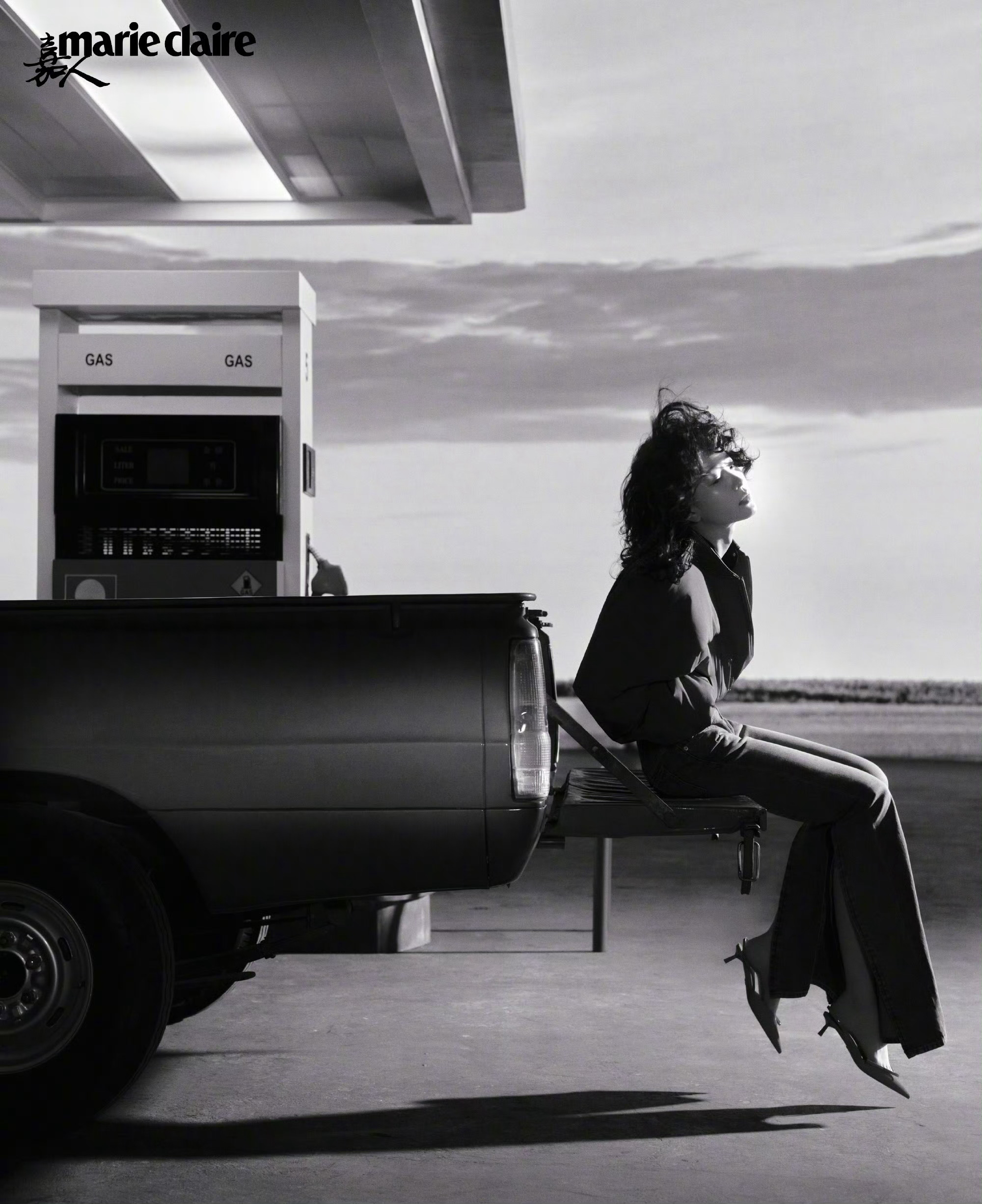 杜鹃 嘉人三月刊封面大片，香车美人的经典搭配，复古光影格调。摄影: 刘颂  🌅