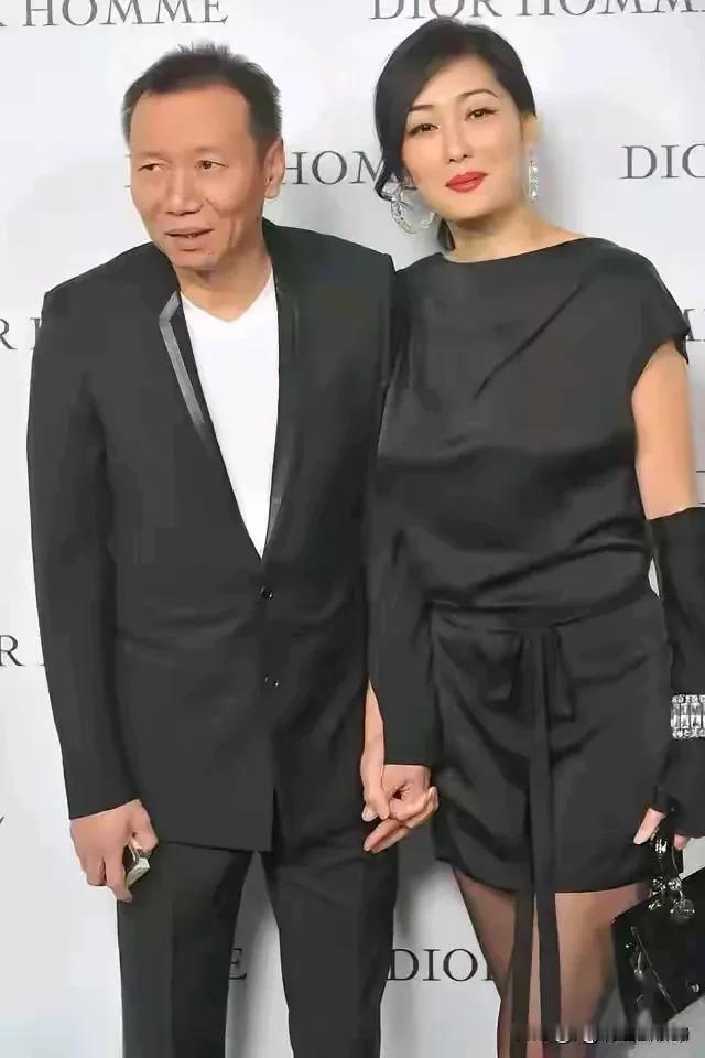 大美女和她老公合影，两人的相貌差距也太大了，典型的美女和野兽组合，但这样的组合却