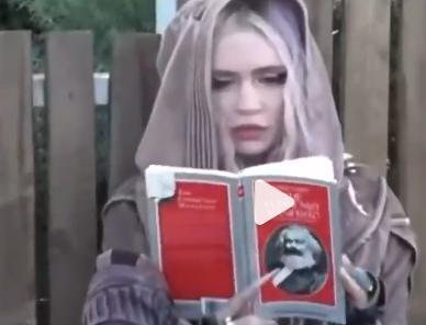 5年前，马斯克宣布成为世界新首富，前女友格莱姆斯就立马在洛杉矶街头攻读马克思著作