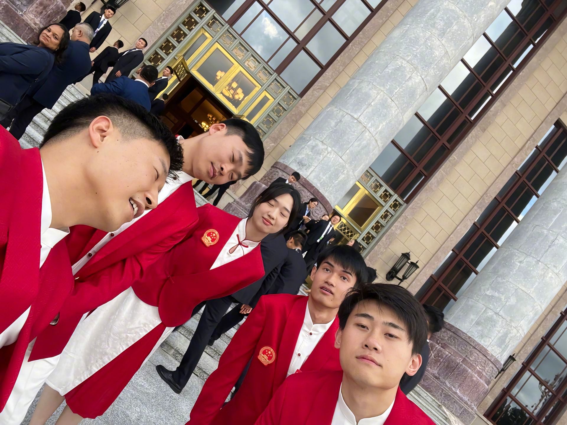 们射击队的合照！超绝演绎什么叫松弛感哈哈哈哈哈哈哈哈哈哈这就是淡人们的幽默吗[抱