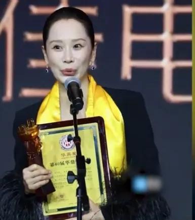 第五届时代国际电影节上海清被曾志伟摸脸，海清凭借精湛的演技获得影后大奖，曾志伟上