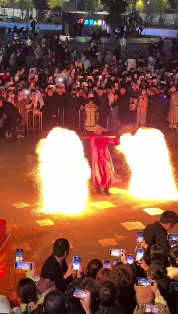 打铁花表演 五一假期好去处 喷火