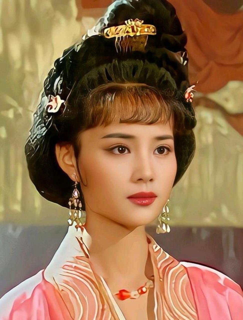 上官婉儿以红妆之姿，执掌诏命二十余年，在武周与中宗两朝游走于权力漩涡。她以诗才博