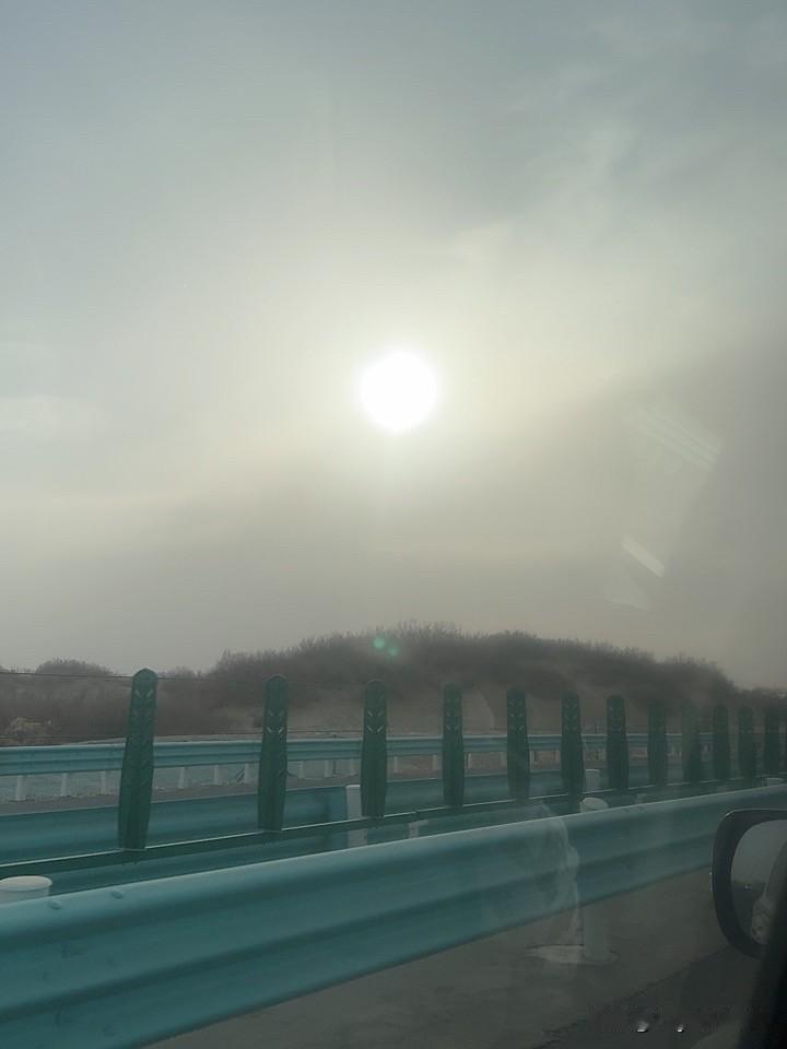 18：37分，北京天黑了吧？这里太阳还老高呢，中国太大了！