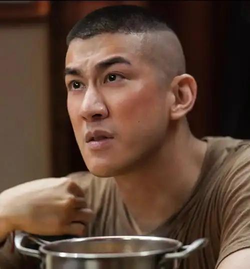 当了十几年“王力宏平替”，李治廷终于靠《龙餐馆》里的美国大兵托尼打了个翻身仗。文