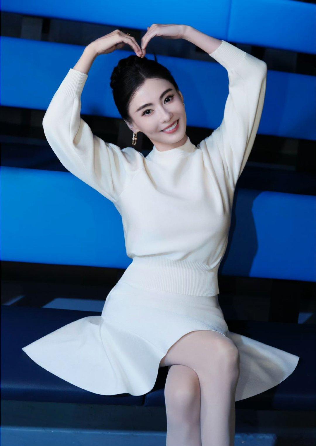 张柏芝现身钟嘉欣演唱会 没想到张柏芝唱歌这么好听！和钟嘉欣同台演绎出道EP曲，画