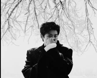 白敬亭微博之夜出发图，是在吉林拍的吗，好有意境，雾凇与帅哥