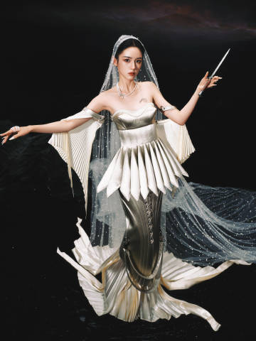 周也星光大赏复刻禾晏 周也这一身造型真的是把禾晏从剧里“请”到了星光大赏现场，利