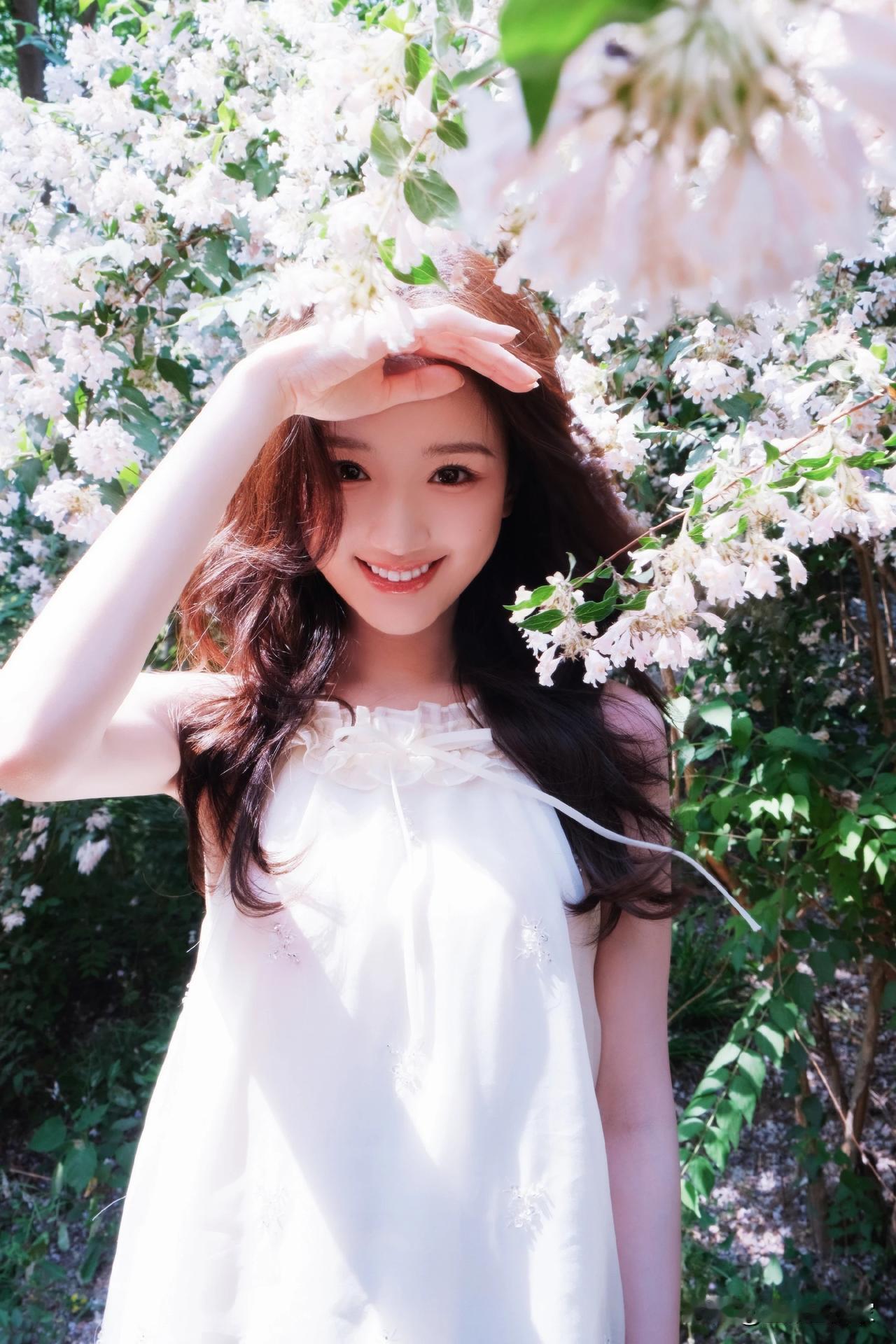 毛晓彤美图～花簇间的白裙少女！