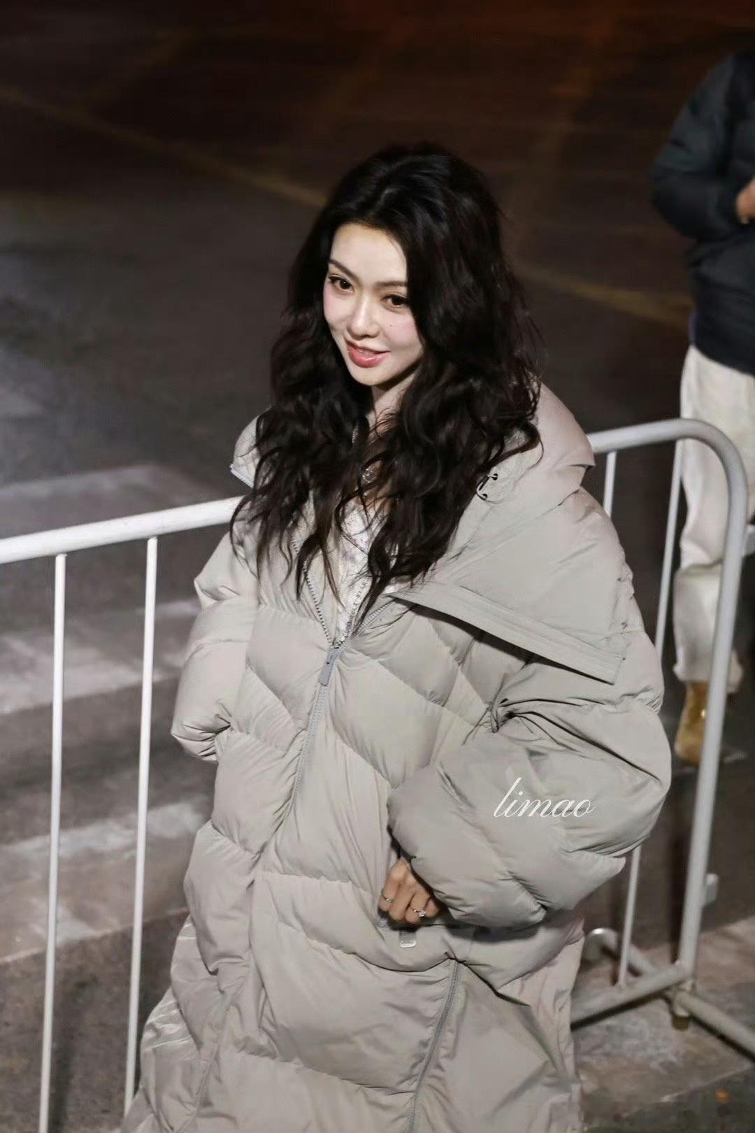 薛凯琪深夜春晚彩排明媚感 谁懂！薛凯琪小卷毛造型太戳人～深夜春晚彩排路透，眉眼弯