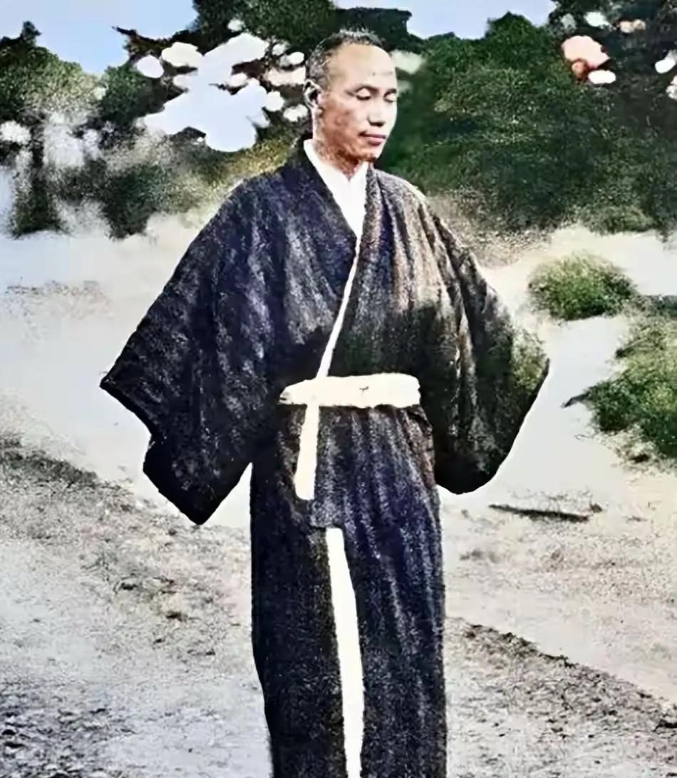 1927年，蒋校长在日本神户穿着和服溜达时的一张留影，他早年留学日本，陆陆续续呆