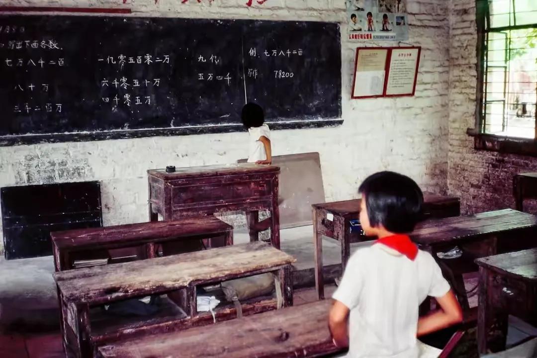 城市旧影的鲜活记忆，上世纪六十年代，广州城郊一所小学课堂的真实样貌。