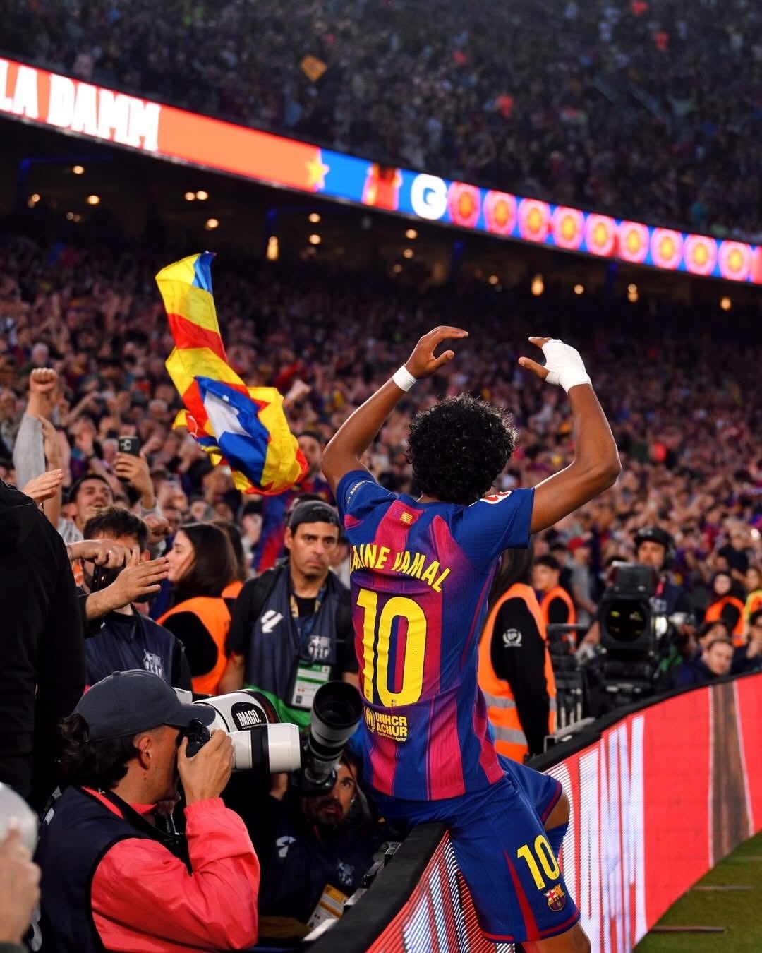 亚马尔ins更新🆕：巴塞罗那就是💙❤️ 你们必须接受这一点，永远如此。巴萨巴