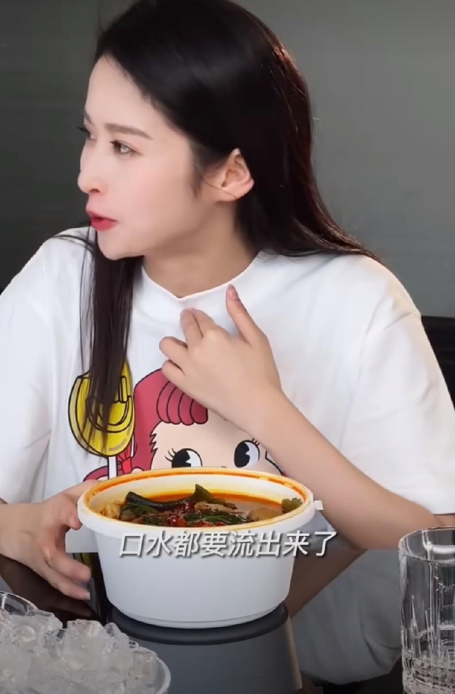 女演员颖儿点了一份麻辣烫，汤里飘满了红油，闻着好香很有食欲，就在大家以为她会大快
