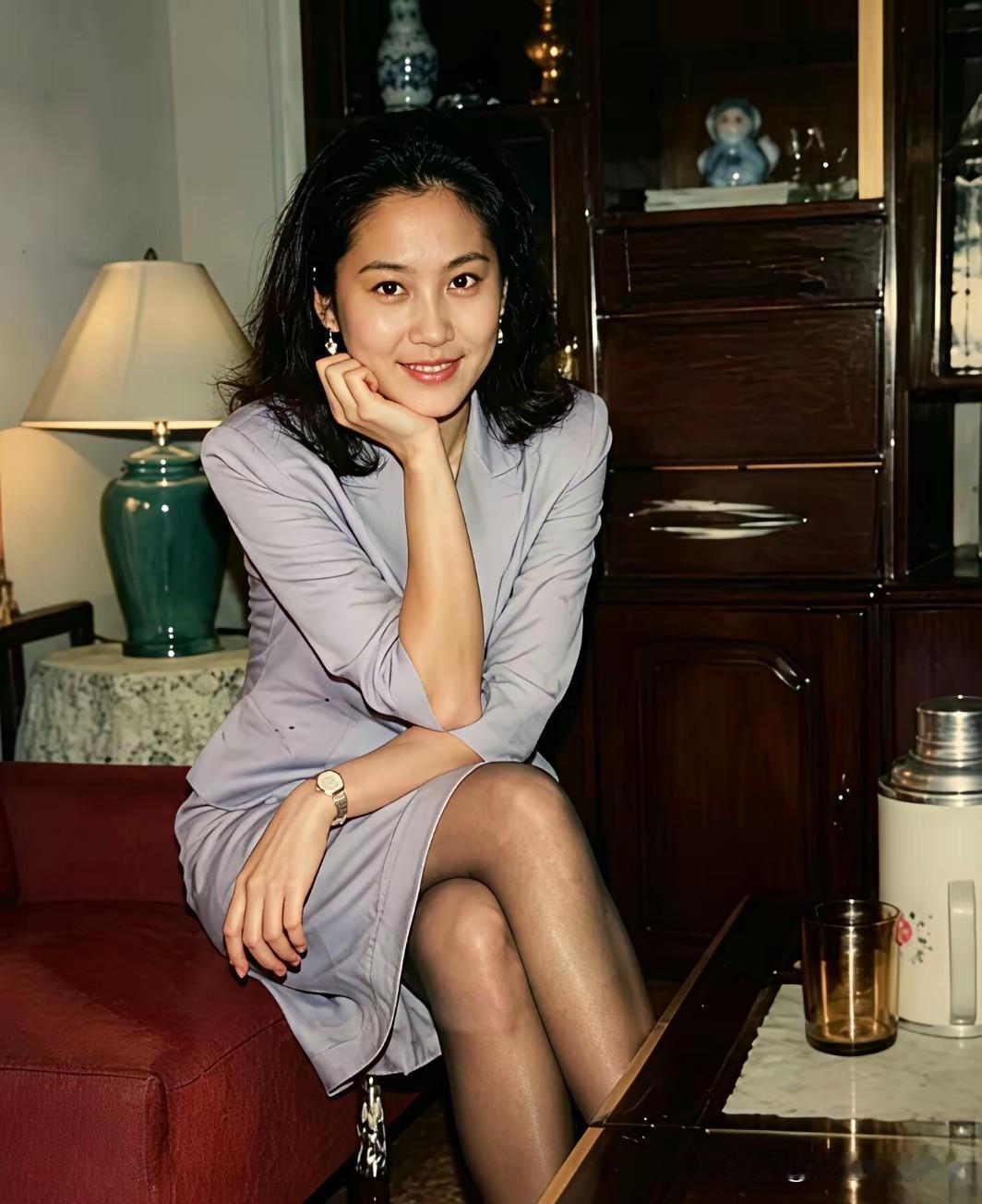 一张拍摄于1997年的旧照片，瞬间把视线拉回到九十年代的广州。照片里是一名外企职