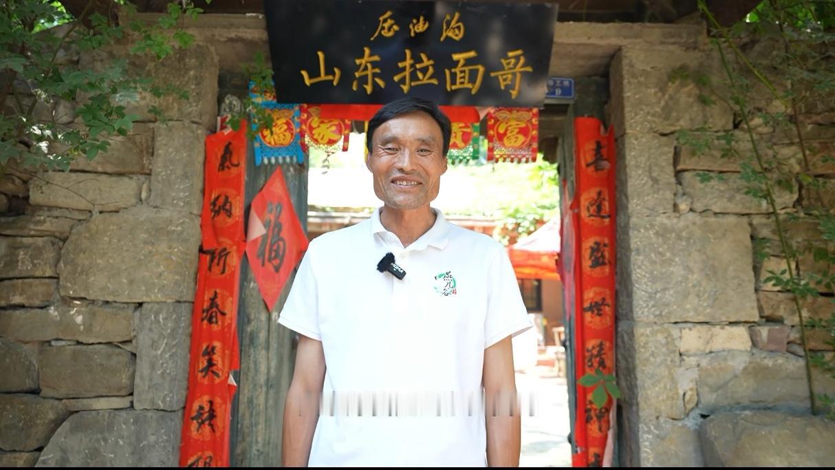 费县网红“拉面哥”落地兰陵开店
坚守十五年，拉面依旧三块钱一碗。
凭着一手地道手