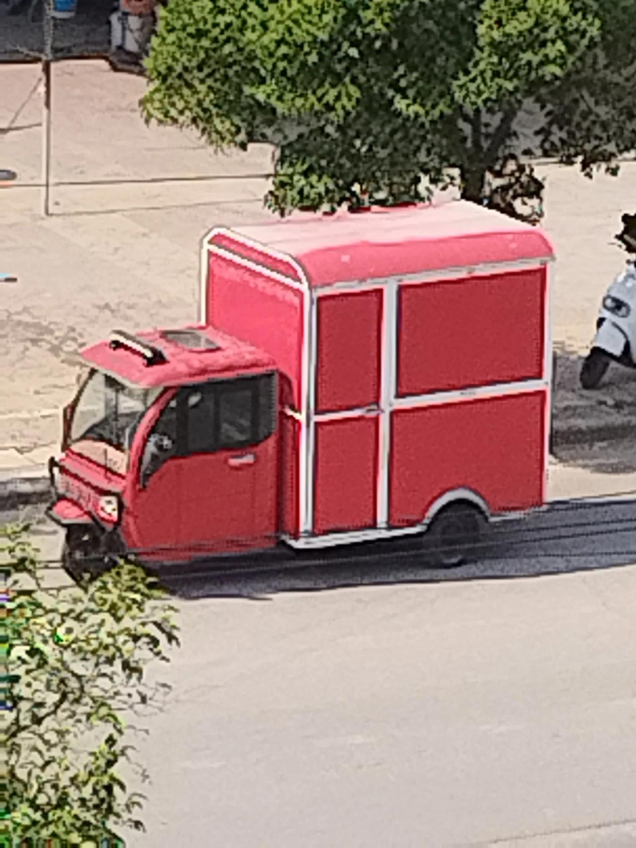 这种改装的车辆怎么能上路行驶，前面没有反光镜，后面是高层的箱体，驾驶员恐怕是没证
