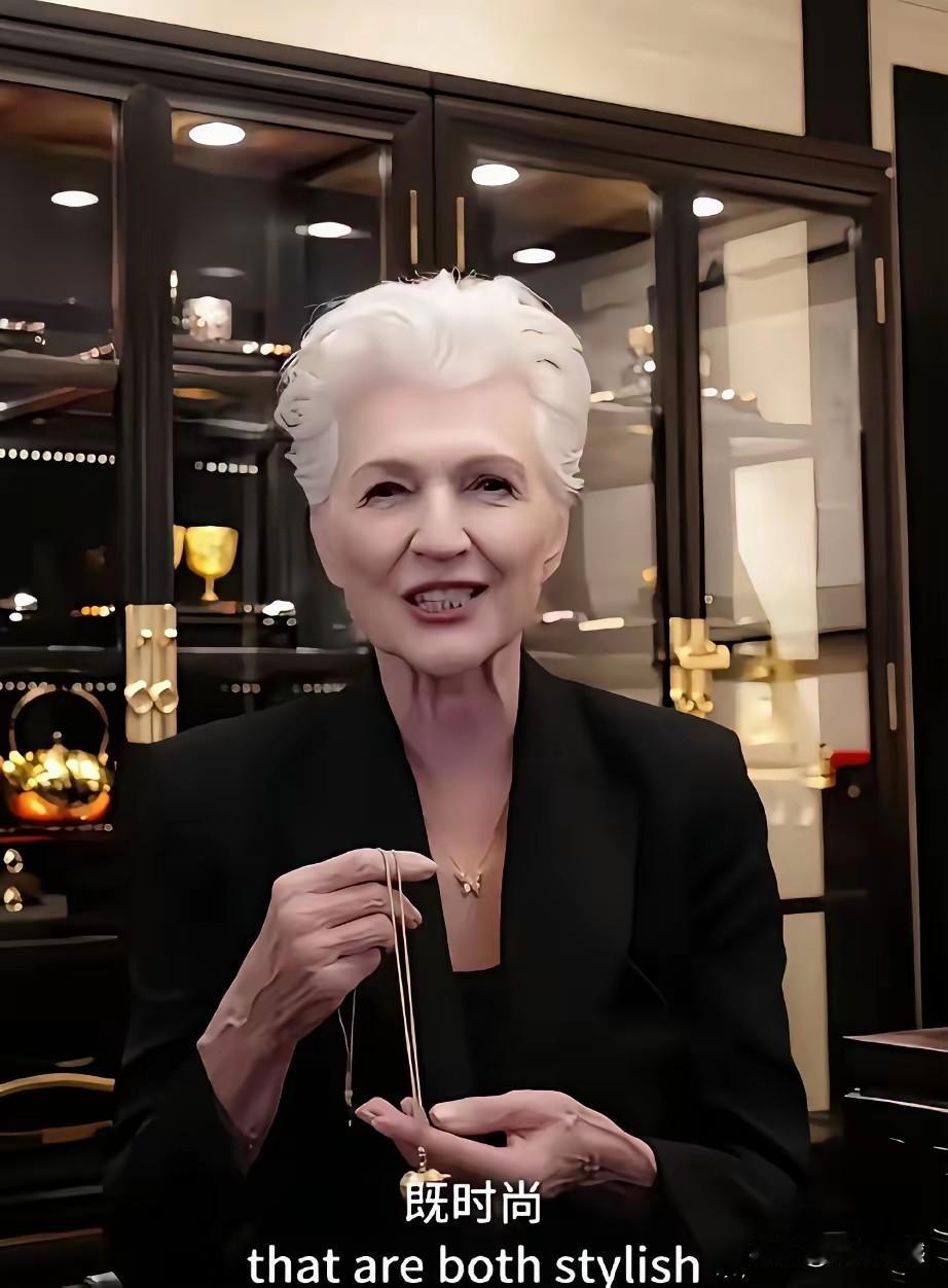 马斯克的母亲，鹤发童颜，相当的有气质，有这么一个有钱的儿子做后盾，这老太太晚年就