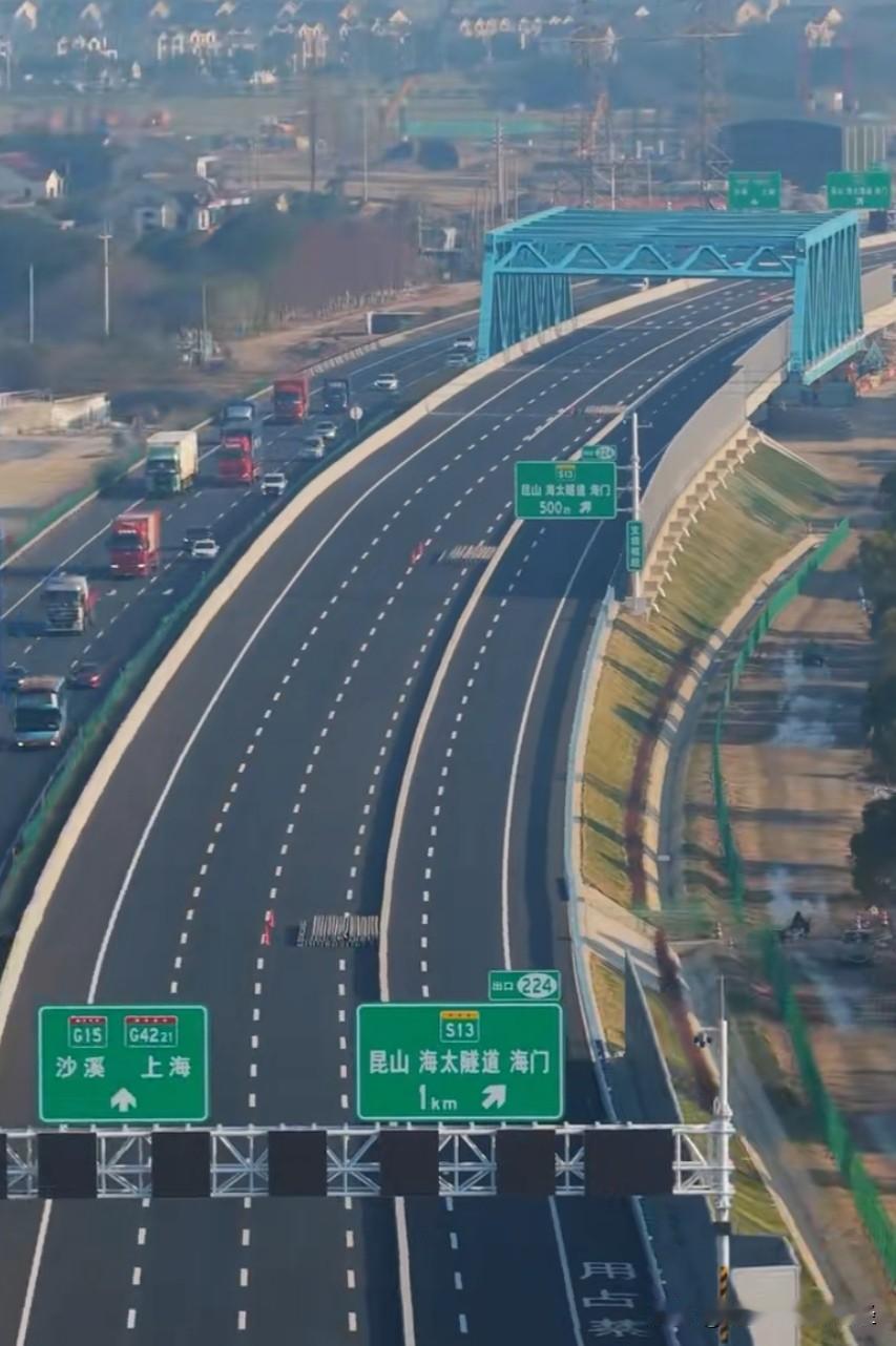扩建中的沪武高速（董浜—太仓），新装的路牌已经标明了海太隧道，包括连接线S13通