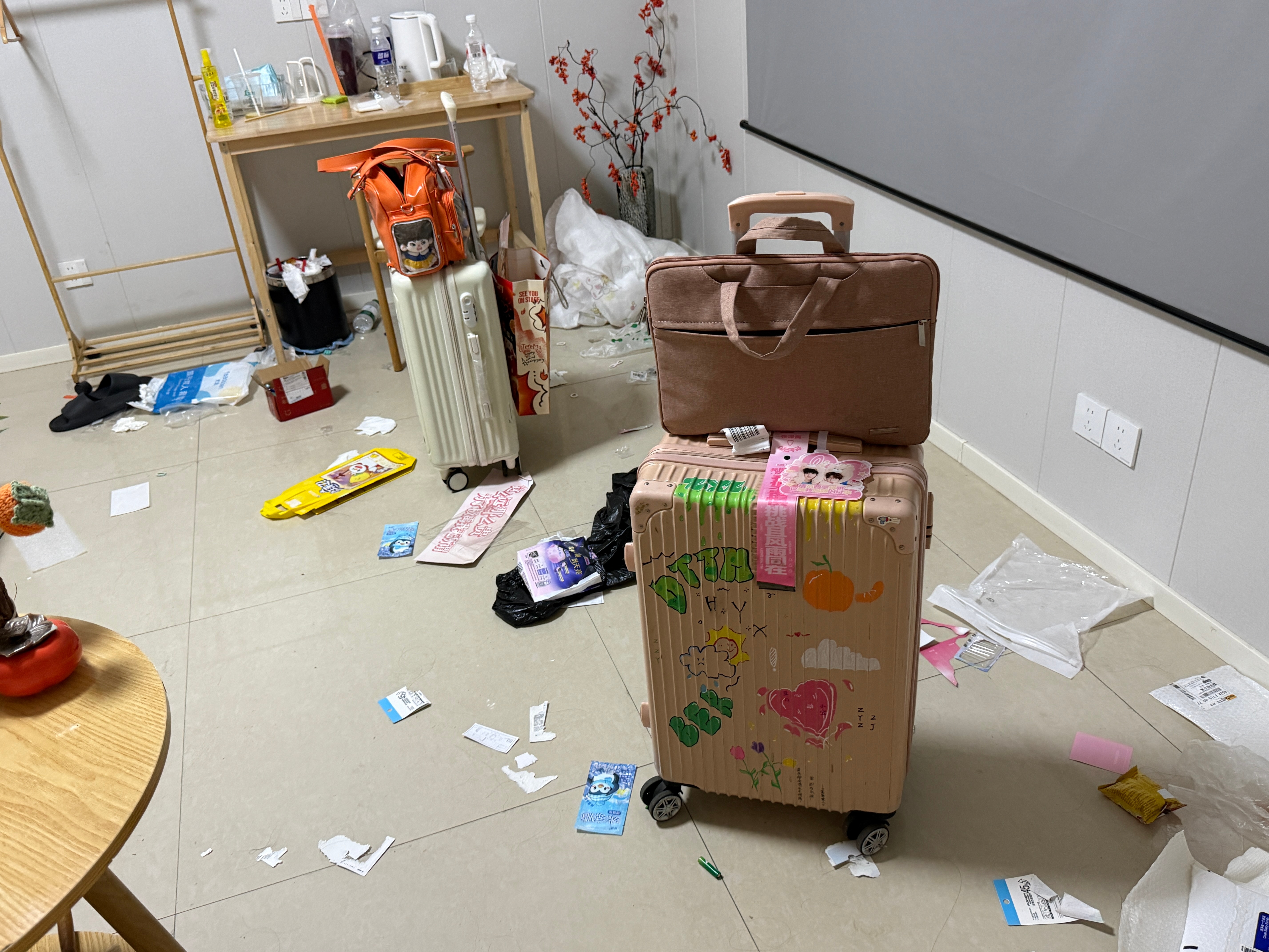 电池你害我一地狼藉 ​​​