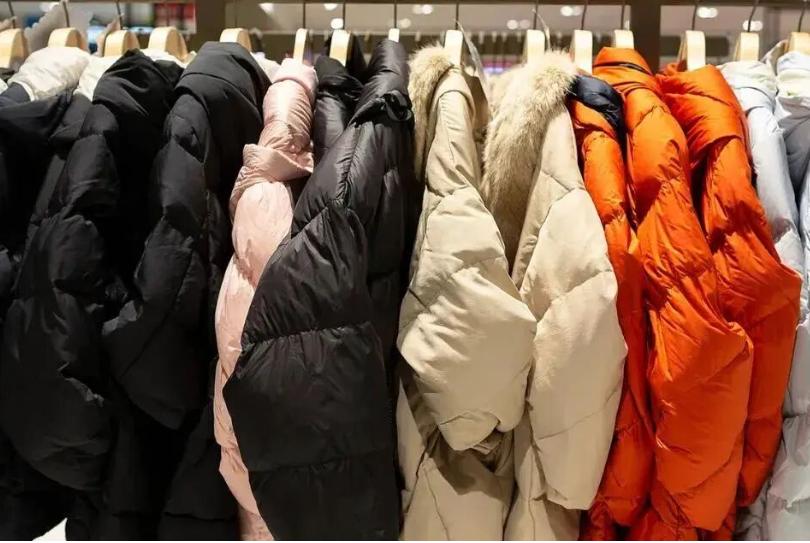 羽绒服的千元、万元时代，可能彻底结束了！

有钱人涌入山姆抢500块的羽绒服。