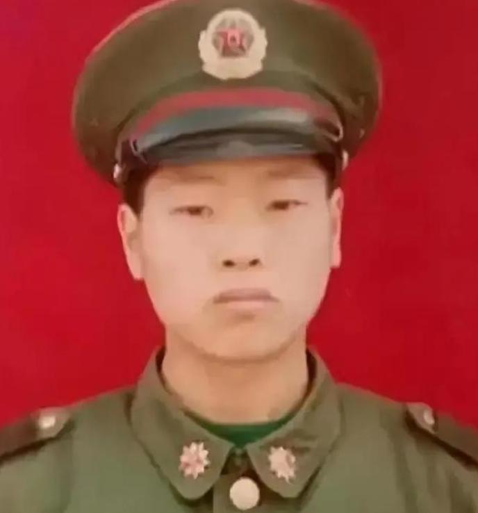 1995年，退伍老兵等不来安置，南下蹬三轮23年，47岁在镇政府散步，竟在公告栏