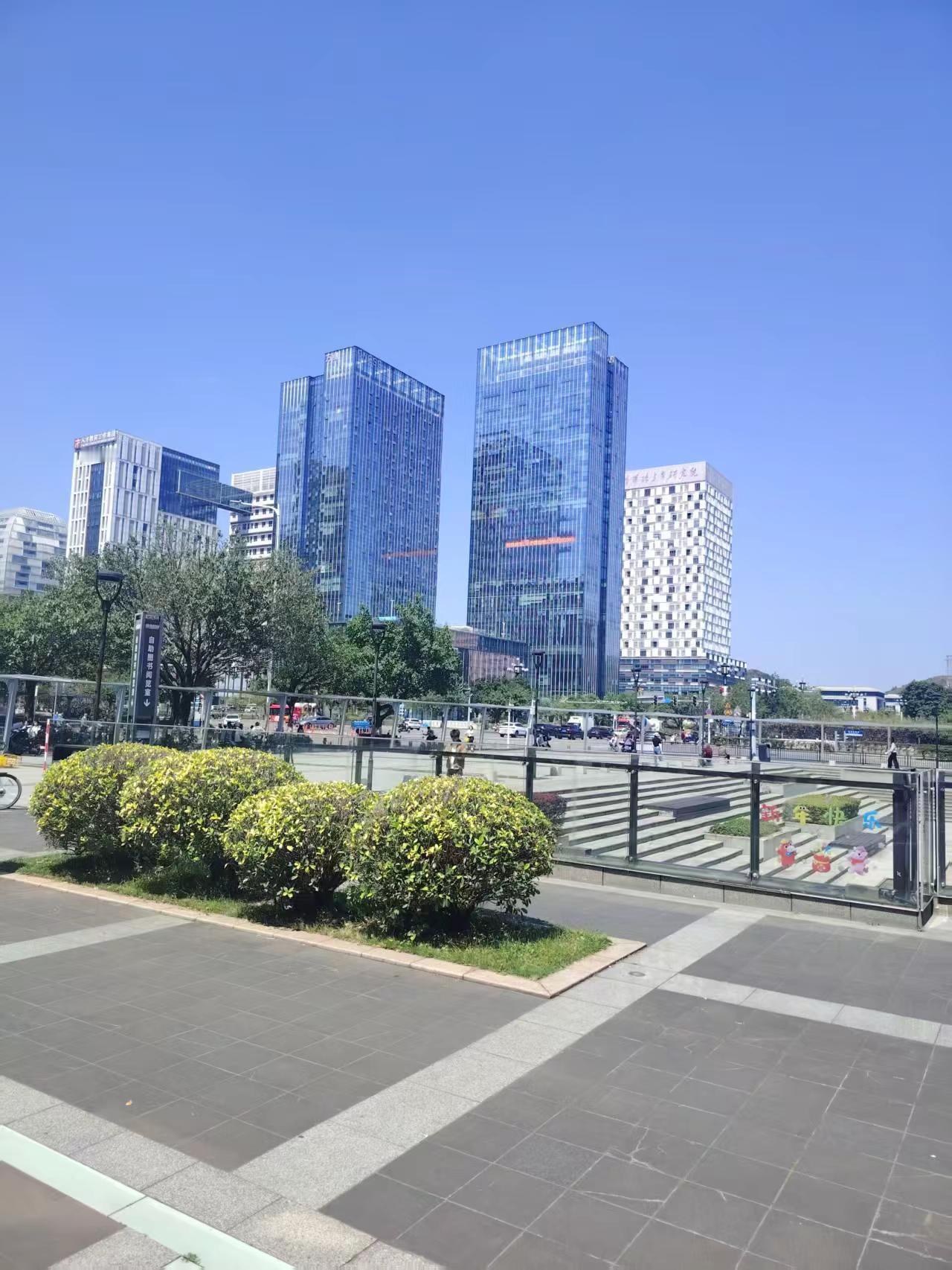 感情线稀碎，事业线全胜。这梗我笑了一整天。演项羽，虞姬没了。演吕布，貂蝉没了。演