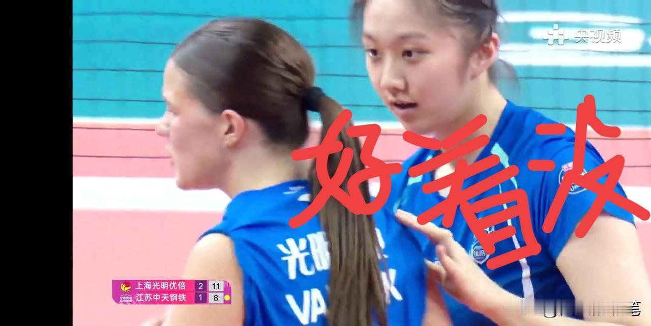 瞧，陈厚羽一边担心地望着范赖克，一边轻摸她的肩膀，生怕范赖克疼痛难忍[捂脸]
原