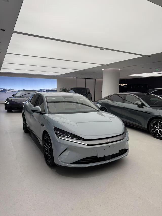 秦L EV要在成都车展上云辇C版本作为比亚迪驾驶体验最好的几台车之一，我很期待秦
