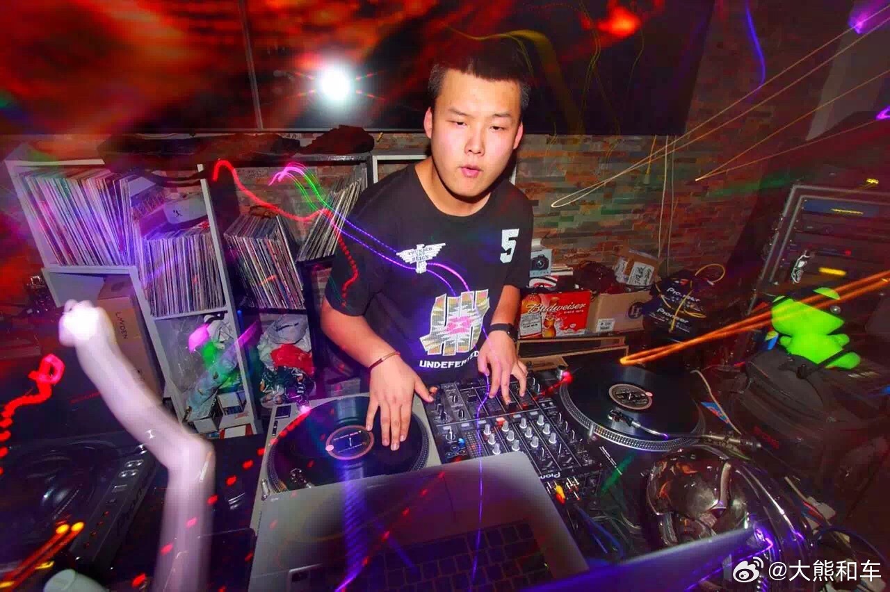 21岁和26岁差距真的很大说到21岁！哈哈哈！那会儿脑子就两件事，玩音乐，开帅车